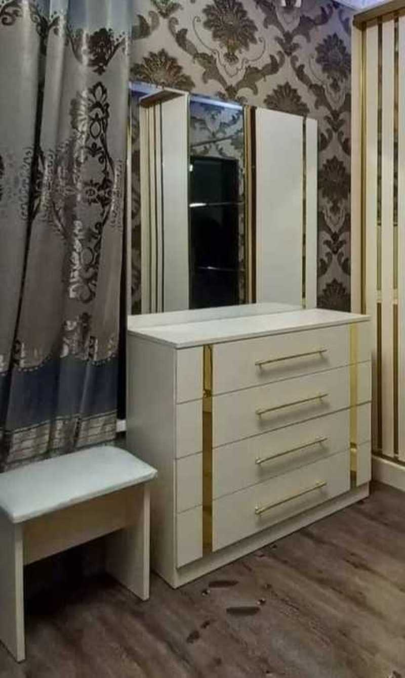 Трюмо с зеркалом